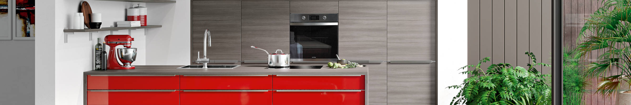 Hochschränke einer Küchenzeile mit Insel